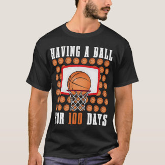 日100日目100ボールスポーツバを持つ Tシャツ