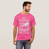 旦那は君の潜り込みより深く行く Tシャツ (正面フル)