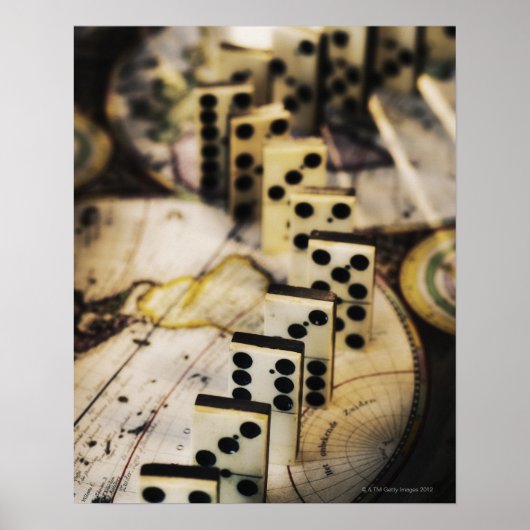 旧世界地図上のドミノ列 ポスター (正面)