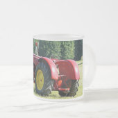 旧式で赤い農場トラクター フロストグラスマグカップ (正面右)