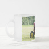 旧式で赤い農場トラクター フロストグラスマグカップ (左)