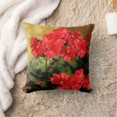 旧式なスタイルの赤いゼラニウムによっては枕が開花します クッション (ブランケット)