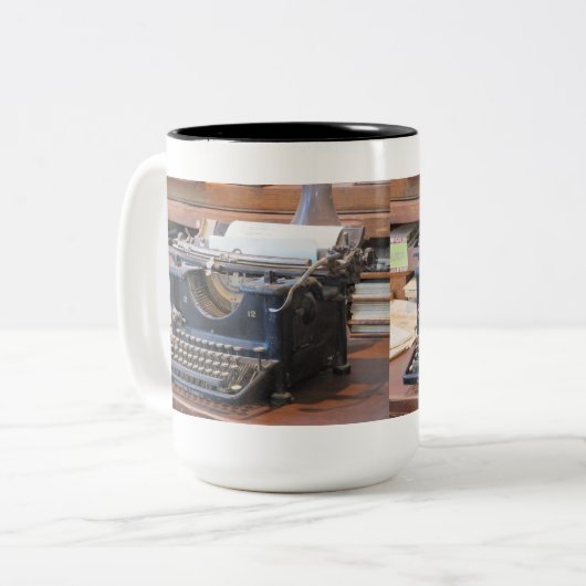 旧式なタイプライターのマグ ツートーンマグカップ (正面左)