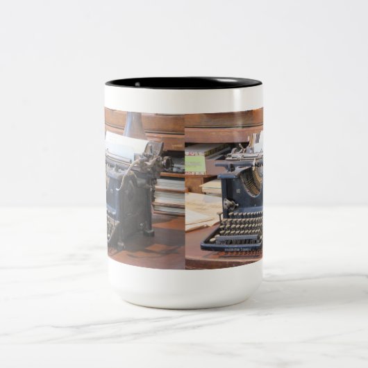旧式なタイプライターのマグ ツートーンマグカップ (中央)