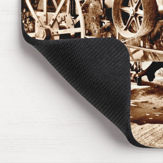 旧式なトラクターの農機具のクラシックのセピア色 マウスパッド (コーナー)