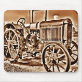 旧式なトラクターの農機具のクラシックのセピア色 マウスパッド (正面)