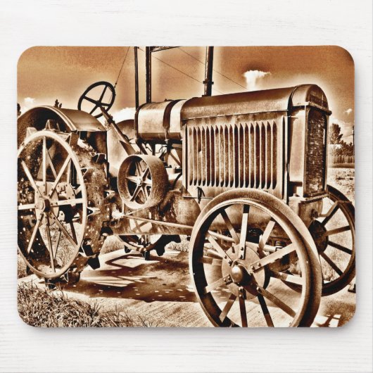 旧式なトラクターの農機具のクラシックのセピア色 マウスパッド (正面)