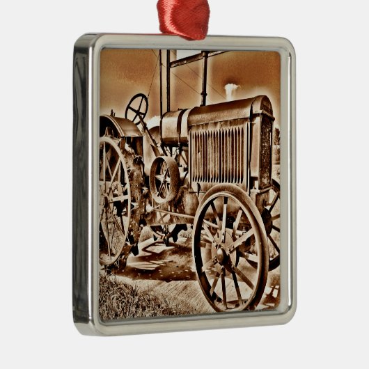旧式なトラクターの農機具のクラシックのセピア色 メタルオーナメント (右)
