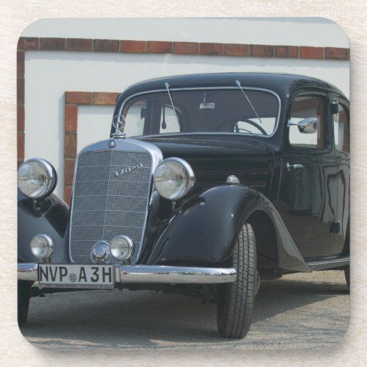 旧式なメルセデス3 コースター (正面)