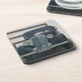 旧式なメルセデス コースター (左側)