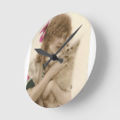 旧式な写真ビクトリアンな女性および犬 ラウンド壁時計 (傾斜)