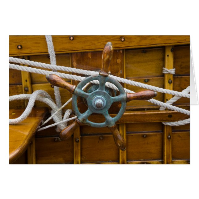 旧式な木のボート (正面横)