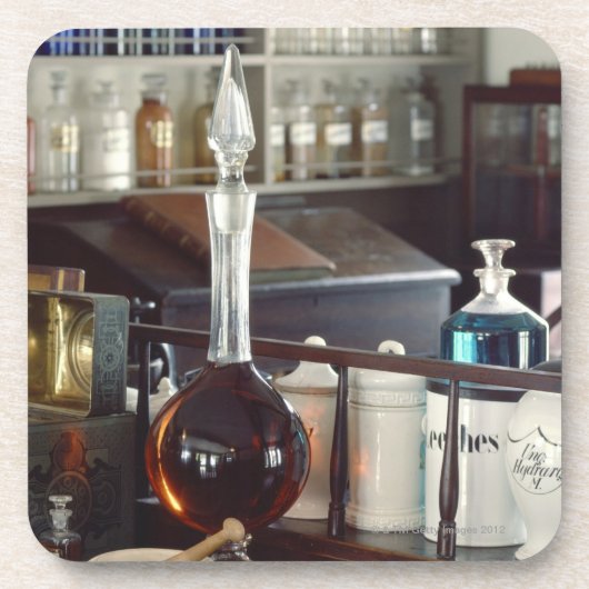 旧式な薬学のボトル コースター (正面)