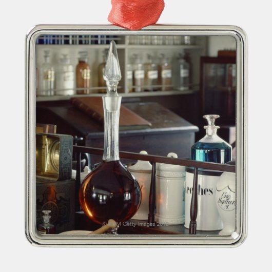 旧式な薬学のボトル メタルオーナメント (正面)