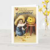 旧式のハロウィンの男の子はジャッキo'のランタンを作ります カード (黄色い花)