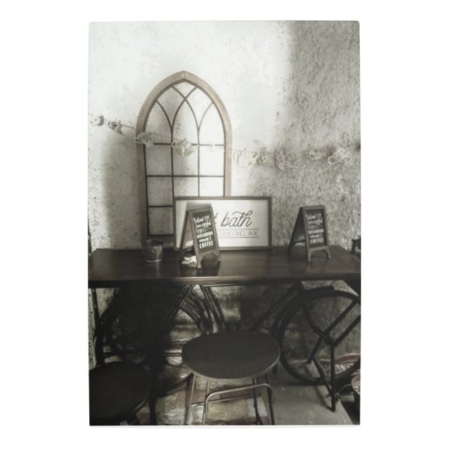 旧白黒の壁金素朴属美術 メタルプリント (正面)