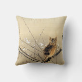 早いプラムを持つGounのフクロウはWoodblock活気付きます クッション (裏面)