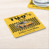 早い2歳の誕生日に育つイエロースポーツカー スクエアペーパーコースター (アングル)