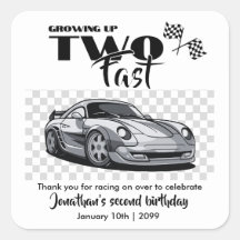 早い2歳の誕生日のレースカーモダンに成長