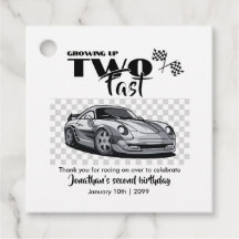 早い2歳の誕生日のレースカーモダンに成長