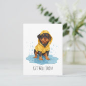 早く治してね 雨用のコートを着たロットワイラー犬 ポストカード (スタンド正面)