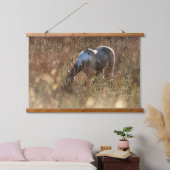 早朝の太陽の下で草を食むバックスキン+トビアーノの写真 吊り下げ型タペストリー (寝室)