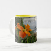 早朝の霧は、ちょうど呼吸します ツートーンマグカップ (正面左)