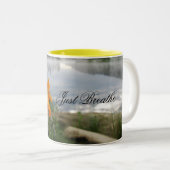 早朝の霧は、ちょうど呼吸します ツートーンマグカップ (正面右)