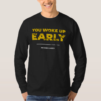早起きしても誰も気にしないよ Tシャツ