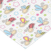 昆虫が付いているパターン ショートテーブルランナー (コーナー)