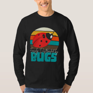 昆虫に気を取られる昆虫学者 Tシャツ