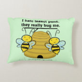 昆虫は煩わせますおもしろいな私をブンブンいう音蜂をもじります アクセントクッション (裏面)