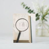 昆虫を示す本の上の拡大鏡 ポストカード (スタンド正面)