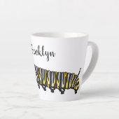 (昆虫)オオカバマダラ、モナークキャタピラ漫画イラストレーション カフェラテマグ (右アングル)