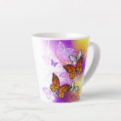 （昆虫）オオカバマダラ、モナークチョウ（紫の背景） カフェラテマグ (右アングル)