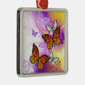 （昆虫）オオカバマダラ、モナークチョウ（紫の背景） メタルオーナメント (右)