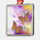 （昆虫）オオカバマダラ、モナークチョウ（紫の背景） メタルオーナメント (左)