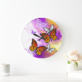 (昆虫)オオカバマダラ、モナークチョウ(紫の背景) ラージ壁時計 (ホーム)