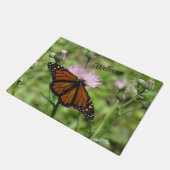 （昆虫）オオカバマダラ、モナークバタフライアンドピンクアザミ – ようこそ  ドアマット (アングル)