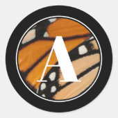 (昆虫)オオカバマダラ、モナークバタフライウィングイニシャルオレンジアンドブラック ラウンドシール (正面)