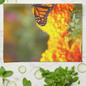 （昆虫）オオカバマダラ、モナークバタフライオレンジマリゴールド写真 キッチンタオル (折り畳み)