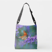 (昆虫)オオカバマダラ、モナークバタフライオンパープル薄紫花 クロスボディバッグ (正面)