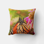 (昆虫)オオカバマダラ、モナークバタフライオンフラワークローズアップ抽象芸術 クッション (裏面)