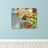 (昆虫)オオカバマダラ、モナークバタフライオンレッドバタフライブッシュ キャンバスプリント (インサイチュ (ウッドフロア))