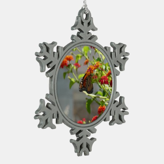(昆虫)オオカバマダラ、モナークバタフライオンレッドバタフライブッシュ スノーフレークピューターオーナメント (左)