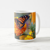 (昆虫)オオカバマダラ、モナークバタフライマリゴールド写真 コーヒーマグカップ (正面右)