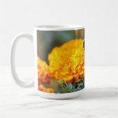 (昆虫)オオカバマダラ、モナークバタフライマリゴールド写真 コーヒーマグカップ (左)