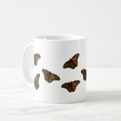 （昆虫）オオカバマダラ、モナークフライ遠くに コーヒーマグカップ (正面左)