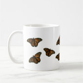 （昆虫）オオカバマダラ、モナークフライ遠くに コーヒーマグカップ (左)