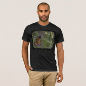 (昆虫)オオカバマダラ、モナーク蝶が草の黒いエッジに Tシャツ (正面フル)